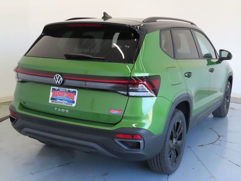 New 2026 Volkswagen Taos SE FWD image 4
