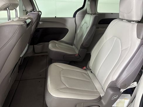 Used 2018 Chrysler Pacifica Touring-L Plus FWD image 12