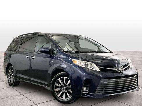 Used 2018 Toyota Sienna XLE w/ XLE Navigation Package AWD/4WD image 3
