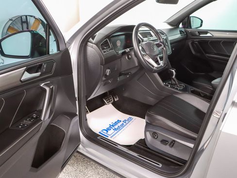 Used 2023 Volkswagen Tiguan SE R-Line FWD image 3