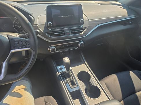 Used 2025 Nissan Altima 2.5 SV FWD image 8