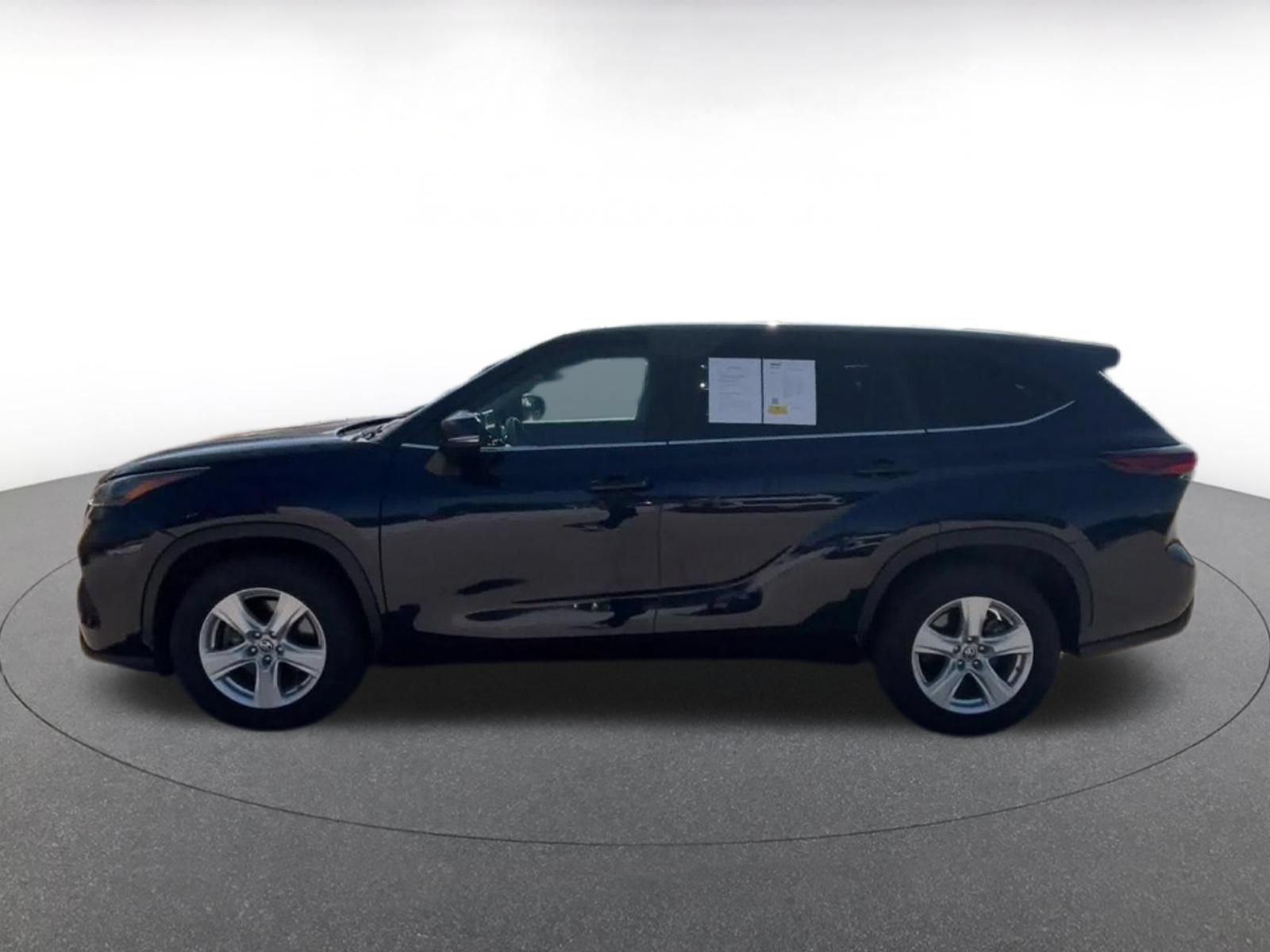 Used 2025 Toyota Highlander LE FWD image 8