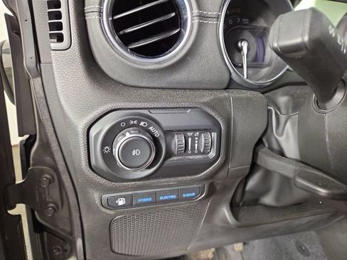 Used 2022 Jeep Wrangler Unlimited Sahara w/ Cold Weather Group AWD/4WD image 29