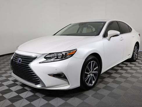 Used 2016 Lexus ES 300h w/ Luxury Package w/Wood Trim FWD image 5