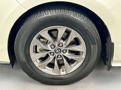 Used 2021 Toyota Sienna XLE image 30