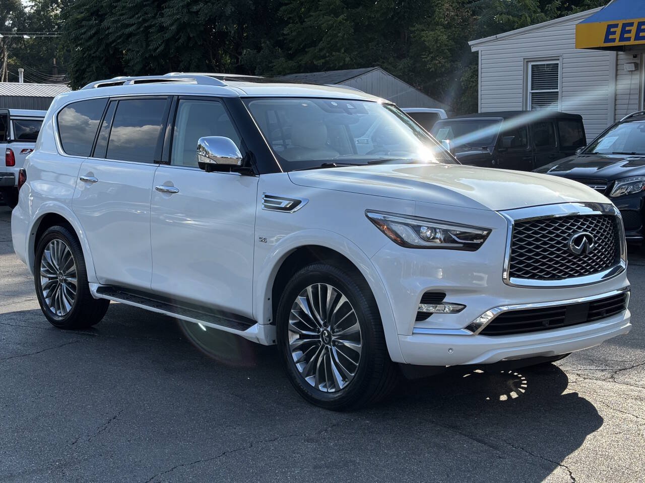 Used 2019 INFINITI QX80 Luxe w/ 22" Wheel Package AWD/4WD image 2