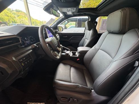 Used 2025 Toyota Tacoma Limited AWD/4WD image 9