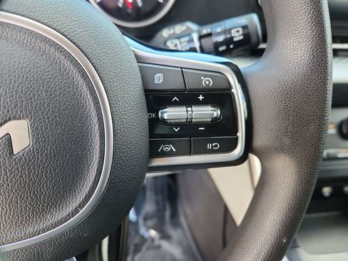 Used 2024 Kia Carnival LX FWD image 21
