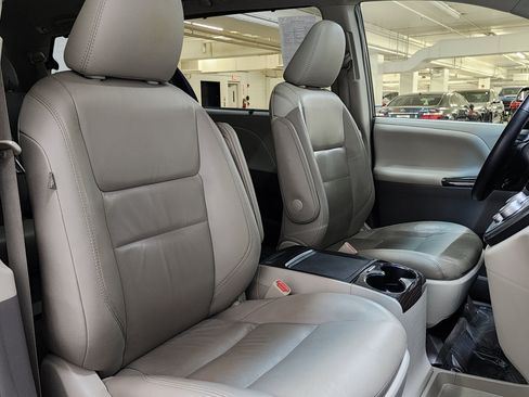 Used 2017 Toyota Sienna XLE Premium AWD/4WD image 25