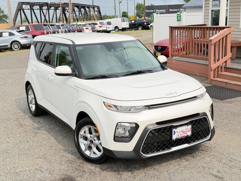 Used 2022 Kia Soul LX w/ Technology Package FWD image 2