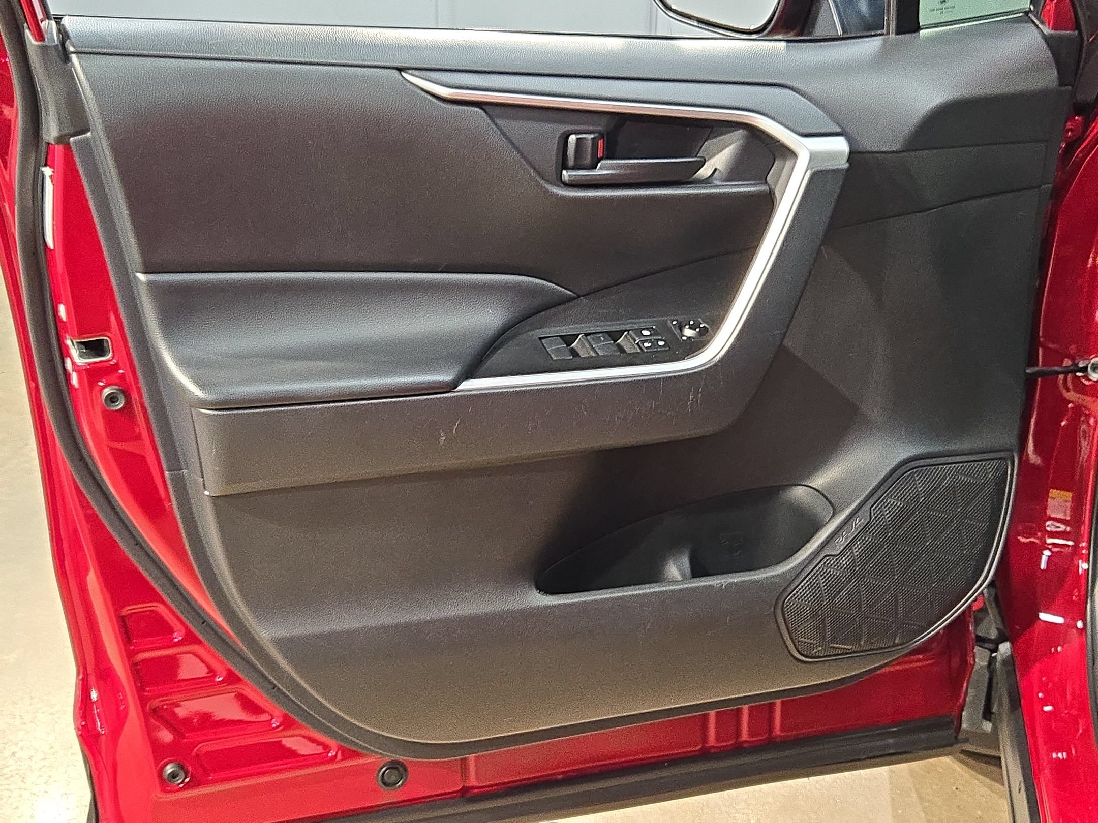 Used 2025 Toyota RAV4 LE FWD image 34