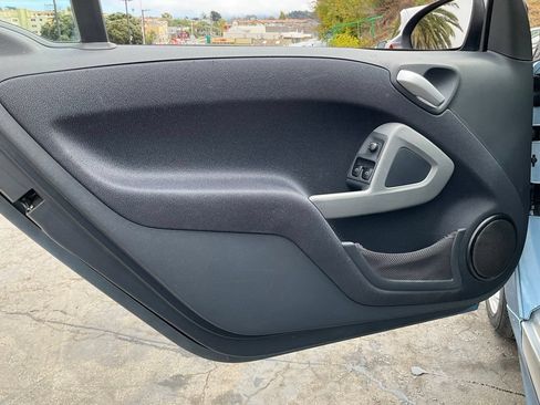 Used 2013 smart fortwo passion RWD image 19