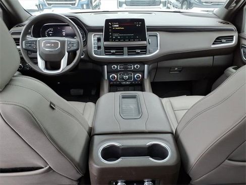 Used 2024 GMC Yukon XL SLT w/ SLT Premium Package image 12