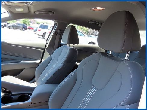 Used 2022 Hyundai Elantra SEL w/ Convenience Package FWD image 15