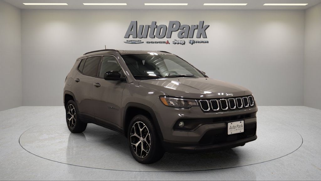 Used 2024 Jeep Compass Latitude AWD/4WD image 3