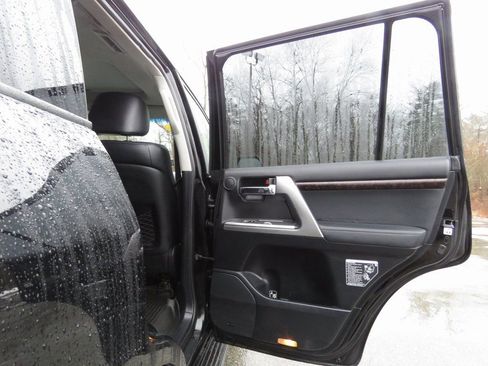 Used 2014 Toyota Land Cruiser image 14