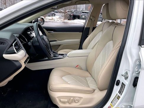 Used 2018 Toyota Camry XLE image 28