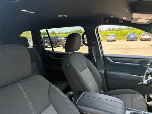 Used 2025 GMC Acadia Elevation AWD/4WD image 16