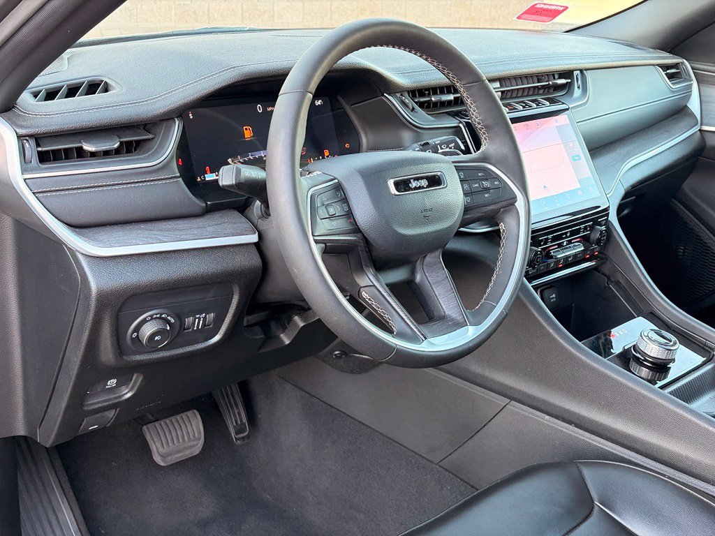 Used 2025 Jeep Grand Cherokee Limited w/ Black Appearance Package RWD image 12