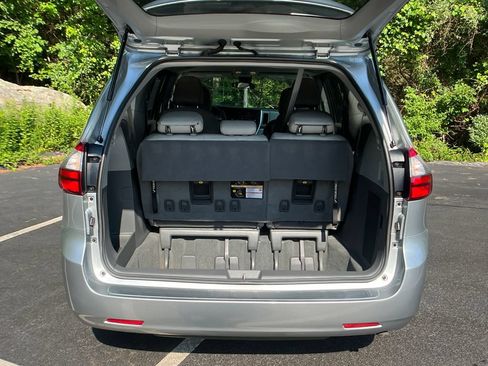 Used 2020 Toyota Sienna L FWD image 23