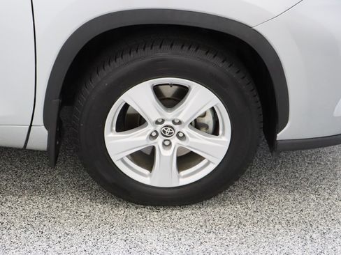 Used 2023 Toyota Highlander LE image 5