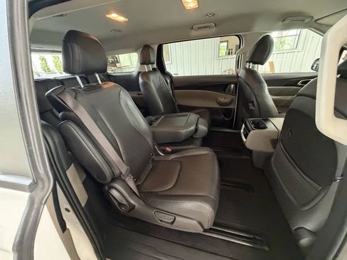 Used 2025 Kia Carnival FWD image 28