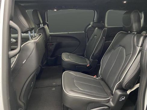 New 2026 Chrysler Pacifica Limited w/ Trailer Tow Group image 32