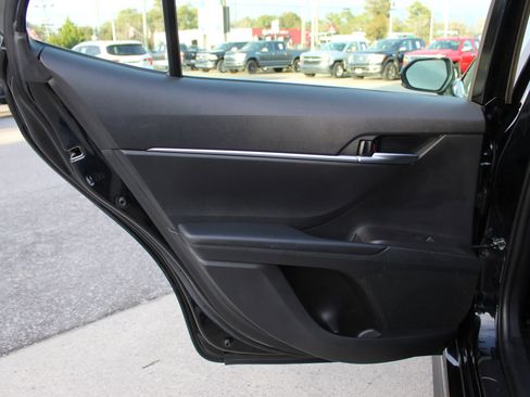 Used 2023 Toyota Camry SE image 19