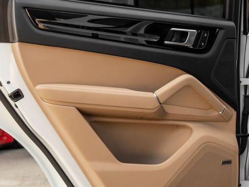 Certified 2023 Porsche Cayenne AWD/4WD image 34