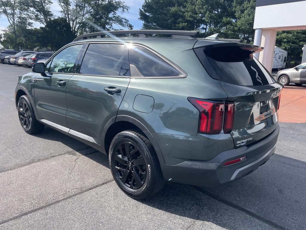 Used 2023 Kia Sorento S w/ Panoramic Sunroof Package AWD/4WD image 3