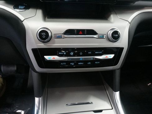 Used 2020 Ford Explorer XLT w/ Equipment Group 202A AWD/4WD image 11