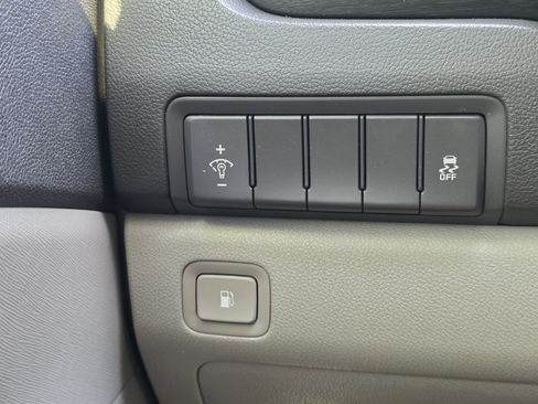 Used 2018 Kia Sedona L FWD image 23