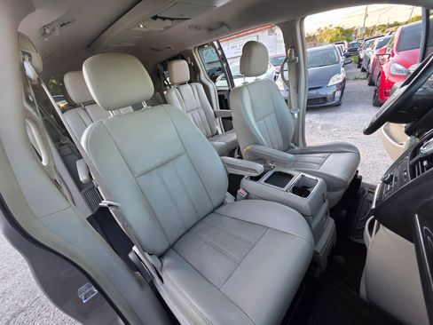 Used 2014 Chrysler Town & Country Touring FWD image 21