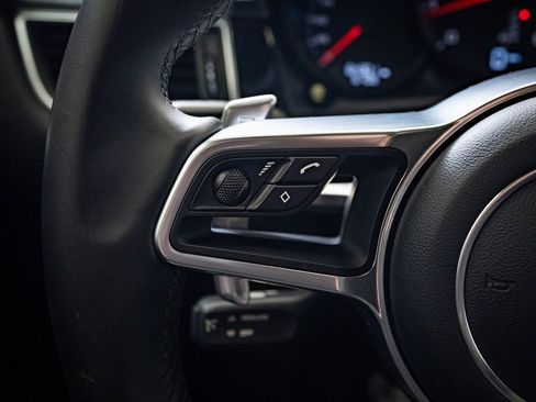 Certified 2018 Porsche Macan image 30