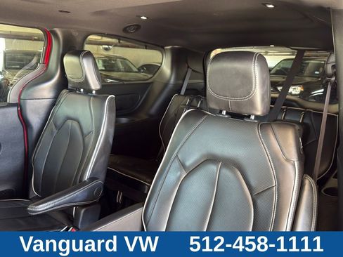 Used 2025 Chrysler Pacifica Limited FWD image 30