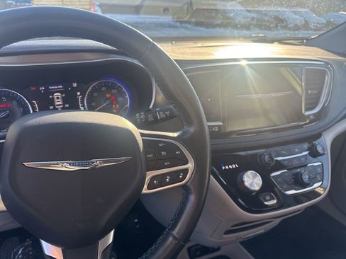 Used 2021 Chrysler Pacifica Touring-L image 16
