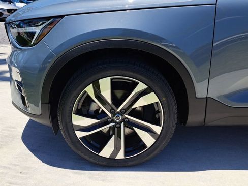 Used 2023 Volvo XC40 B5 Plus w/ Climate Package image 3