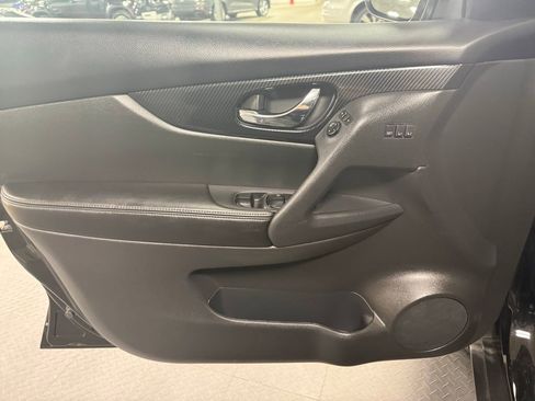 Used 2018 Nissan Rogue SL w/ Premium Package AWD/4WD image 8