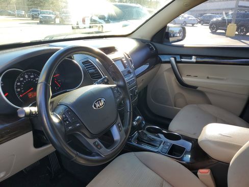 Used 2014 Kia Sorento LX image 18