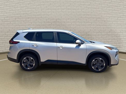 Used 2024 Nissan Rogue SV AWD/4WD image 4