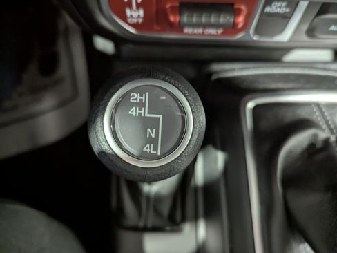 Used 2025 Jeep Wrangler Unlimited Sport AWD/4WD image 18