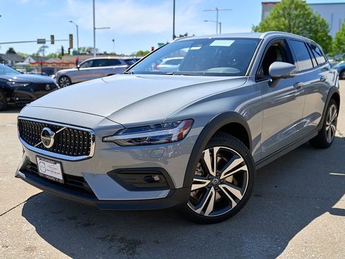 New 2026 Volvo V60 B5 Cross Country Plus w/ Climate Package AWD/4WD image 2