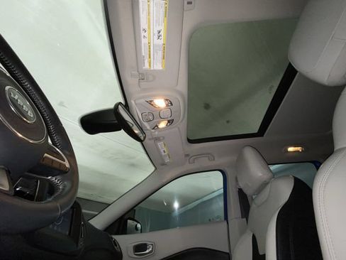 Used 2019 Jeep Compass Latitude FWD image 22