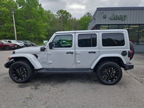 Used 2023 Jeep Wrangler Sahara w/ Cold Weather Group AWD/4WD image 7