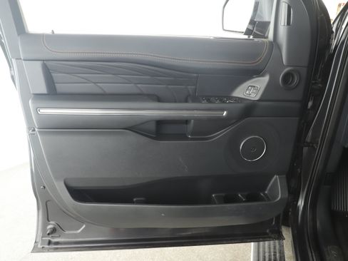 Used 2023 Ford Expedition Platinum image 5