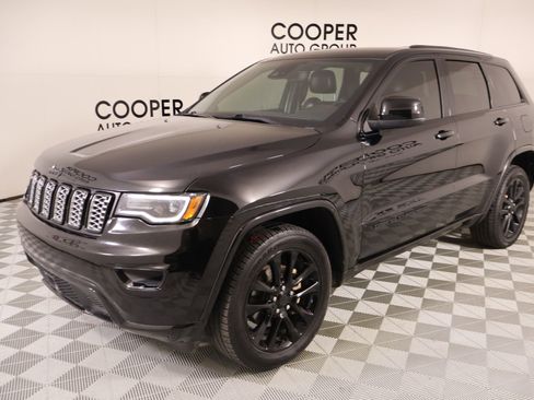 Used 2020 Jeep Grand Cherokee Altitude AWD/4WD image 11