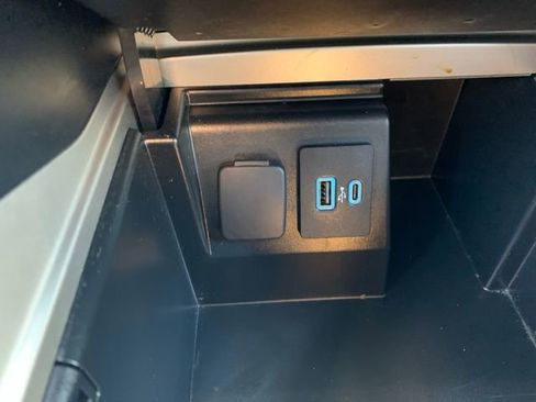 Used 2022 Ford Explorer XLT w/ Equipment Group 202A image 30