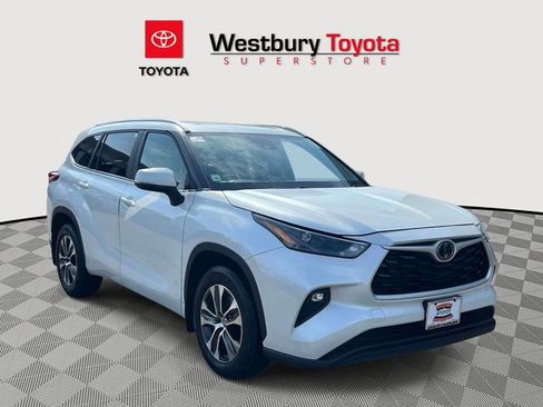 Used 2023 Toyota Highlander XLE image 1