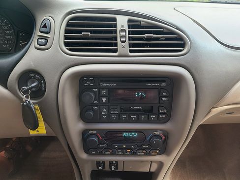 Used 2001 Oldsmobile Intrigue GL w/ Premium Leather Pkg image 34