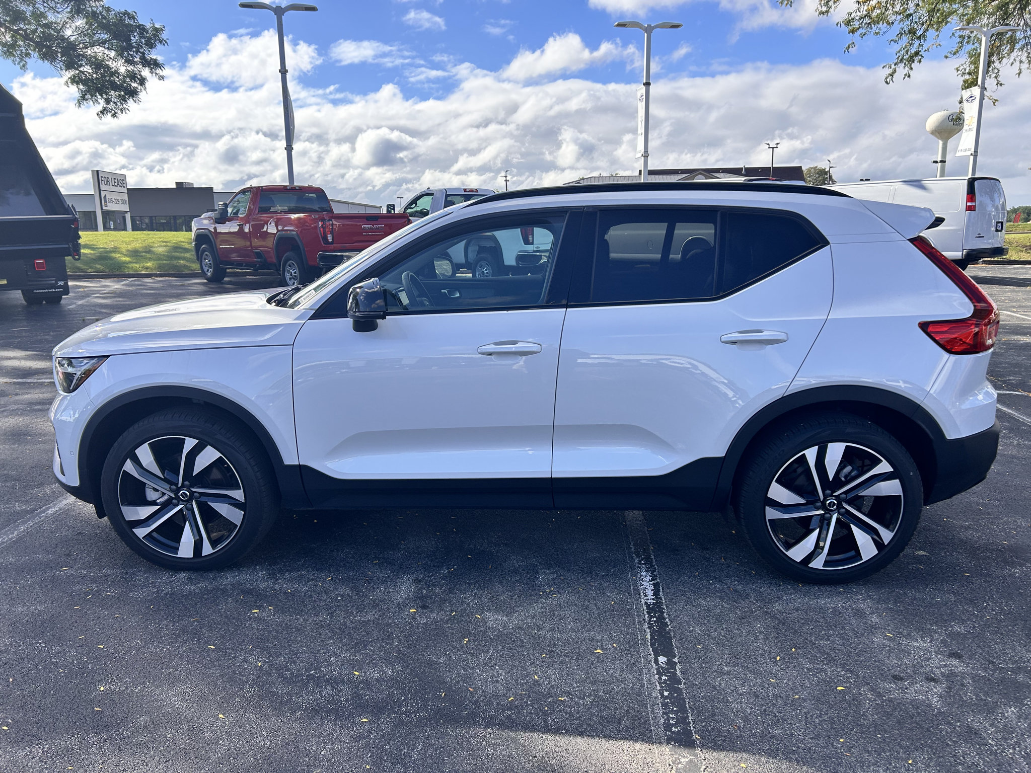 Used 2024 Volvo XC40 B5 Ultimate w/ Protection Package Premier AWD/4WD image 8